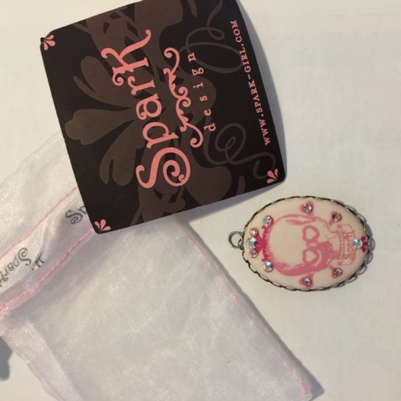 Spark design pink skull pendant - Picture 2 of 6